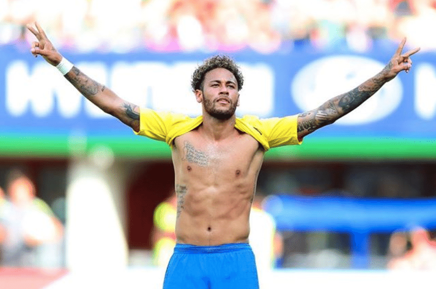 Mais um clique da versão "power" dos cachos com leves luzes de Neymar ? o penteado com que ele desembarcou na Rússia - Reprodução/Instagram