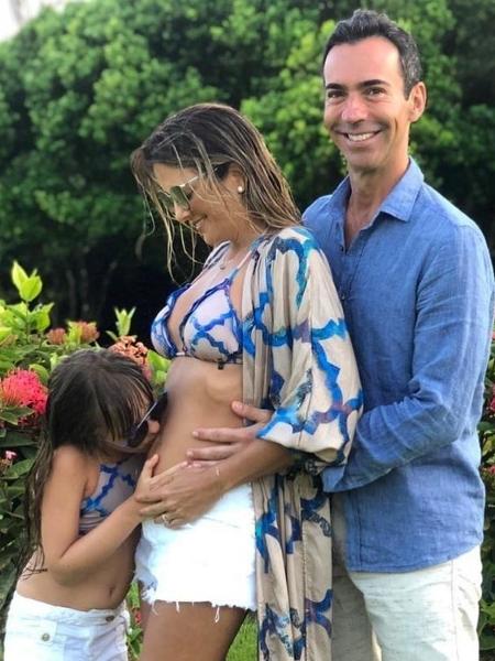 Ticiane Pinheiro e César Tralli anunciam gravidez e apresentadora ganha beijo na barriga da filha, Rafaella - Reprodução/Instagram/ticipinheiro