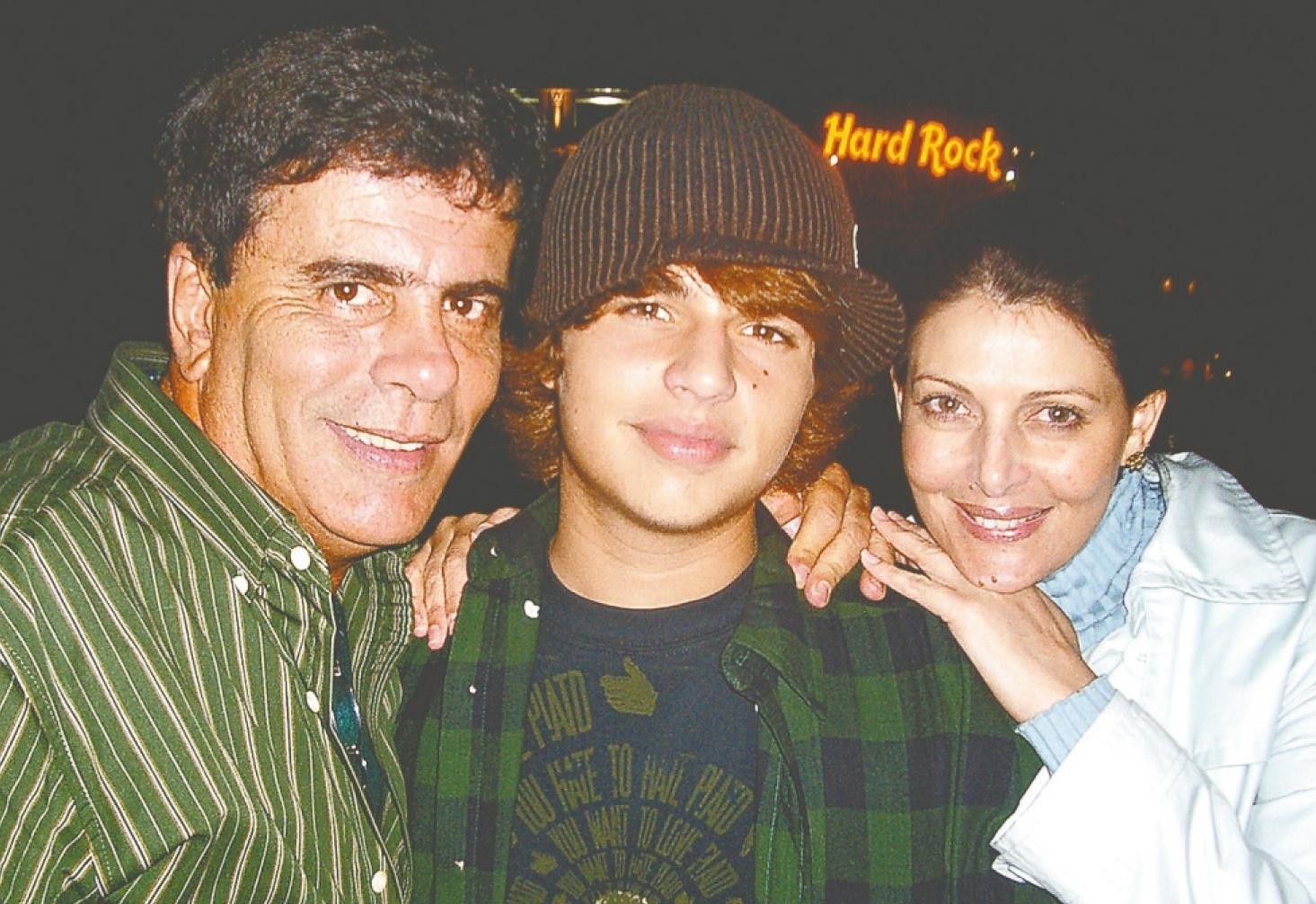 Em 2006, Diego Montez (ao centro), na época com 16 anos, aparece ao lado dos pais, o apresentador Wagner Montes e a atriz Sônia Lima - Divulgação