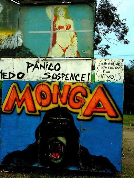Barracão de mulher-gorila em parque itinerante brasileiro. O sucesso do Playcenter levou o nome Monga ser adotado em espetáculos do tipo em todo o país - Reprodução - Reprodução