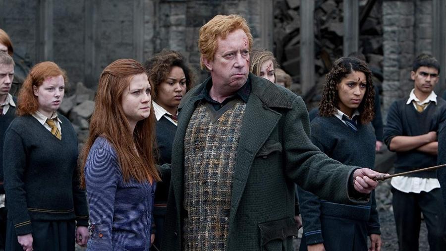 Arthur Weasley (Mark Williams) com Gina (Bonnie Wright) em cena de Harry Potter e as Relíquias da Morte: Parte 2 - Divulgação/IMDb