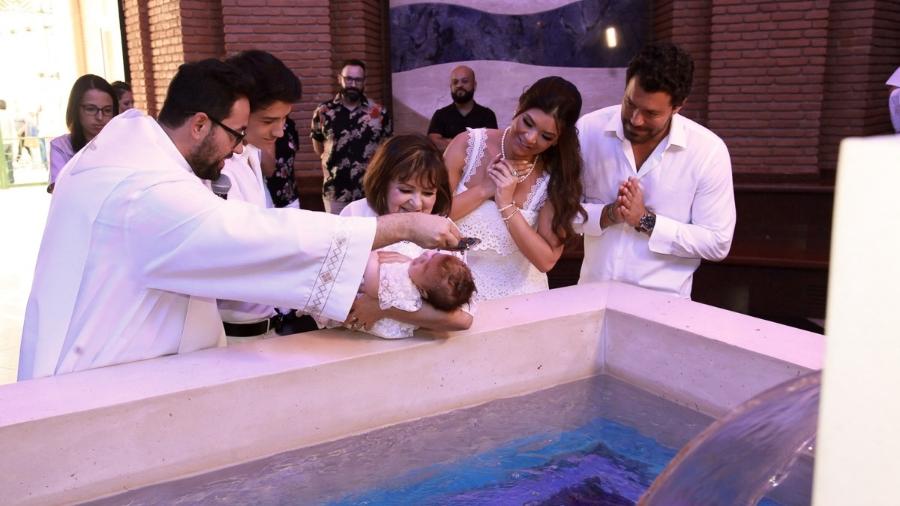 A apresentadora Amanda Françozo e o empresário Gregor Ferreira batizaram Vitória no Santuário Nacional de Aparecida - Marcos Ribas/Brasil News