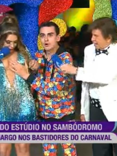 Dudu Camargo apalpa seios de Simony no programa "Bastidores do Carnaval", da RedeTV! - Reprodução/RedeTV!