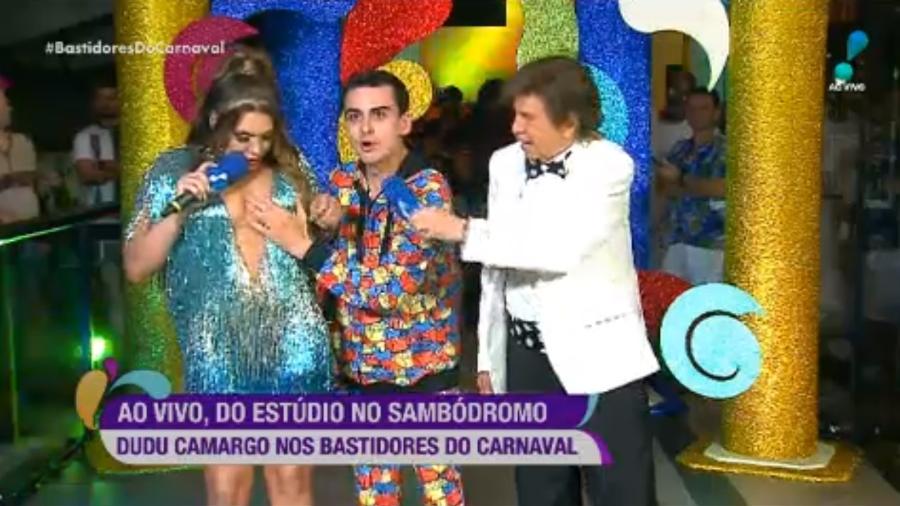 Dudu Camargo apalpa seios de Simony no programa "Bastidores do Carnaval", da RedeTV! - Reprodução/RedeTV!