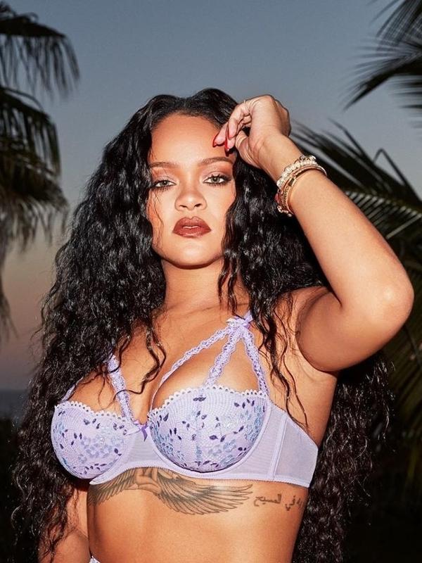 Rihanna posa de SavageXFenty