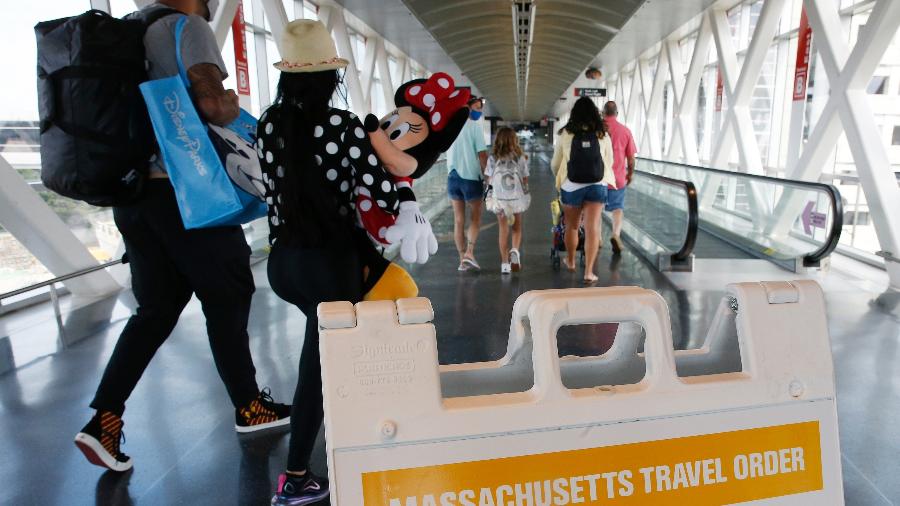 Passageiros passam pelo aeroporto Logan, em Massachusetts - Boston Globe via Getty Images