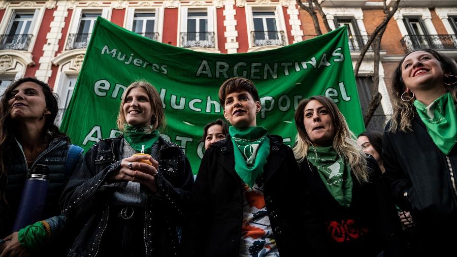 Mulheres fazem manifestação em frente à embaixada Argentina para pedir o direito ao aborto - Marcos del Mazo/LightRocket via Getty Images