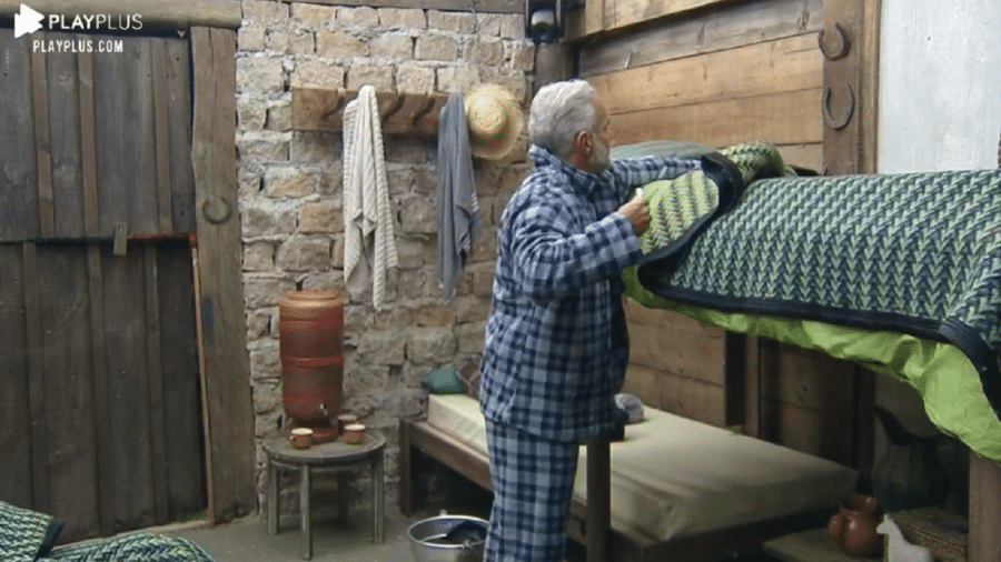 A Fazenda 2020: Mateus Carrieri arruma a cama na baia - Reprodução/RecordTV