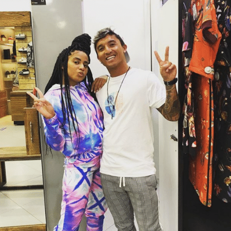 MC Loma posou com moletom tie dye que ganhou do surfista Flavio Nakagima - Reprodução/Instagram/@nakagima