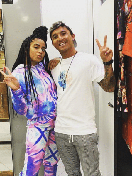 MC Loma posou com moletom tie dye que ganhou do surfista Flavio Nakagima - Reprodução/Instagram/@nakagima