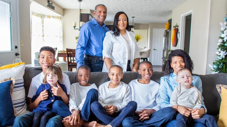 Hoje, Jaqueline e James são pais de sete filhos, cinco deles adotados - Acervo pessoal - Acervo pessoal