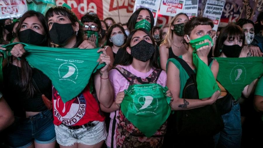 Mulheres acompanham votação de deputados na Argentina sobre aborto legal - Ricardo Ceppi/Getty Images