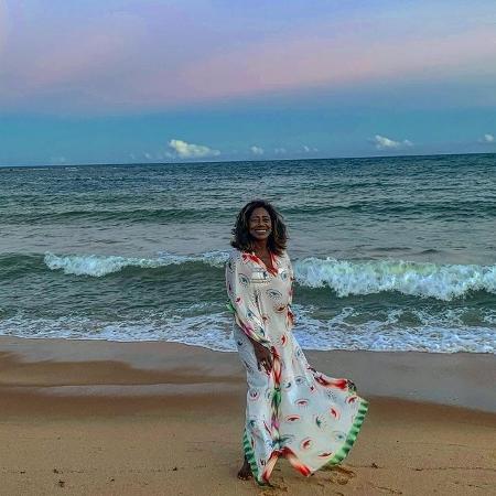Glória Maria fala sobre gratidão e vacina em passeio na praia - Reprodução / Instagram