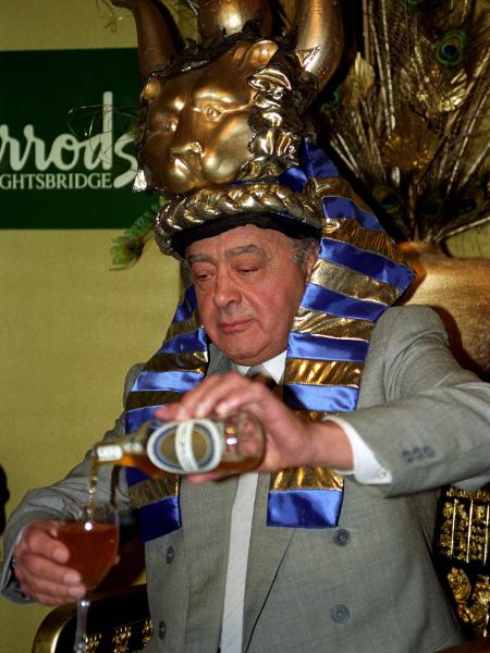 O empresário egípcio Mohamed Al Fayed prova a Tutankhamun Ale - PA Images via Getty Images - PA Images via Getty Images