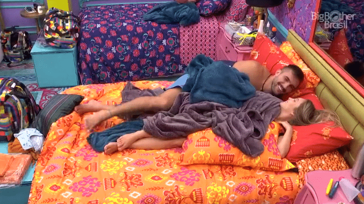 BBB 21: Arthur e Carla Diaz deitam juntos no quarto colorido - Reprodução/Globoplay - Reprodução/Globoplay