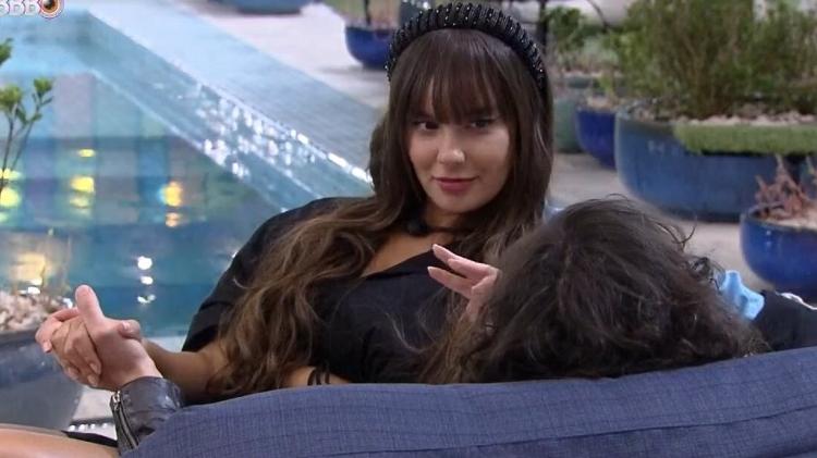 BBB 21: Thaís e Fiuk de mãos dadas na área externa - Reprodução/Globoplay - Reprodução/Globoplay
