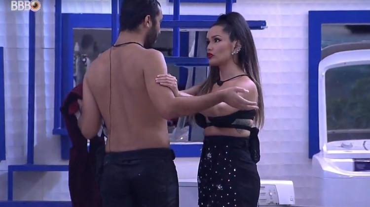 BBB 21: Gilberto e Juliette brigam por espaço na secadora - Reprodução/ Globoplay - Reprodução/ Globoplay