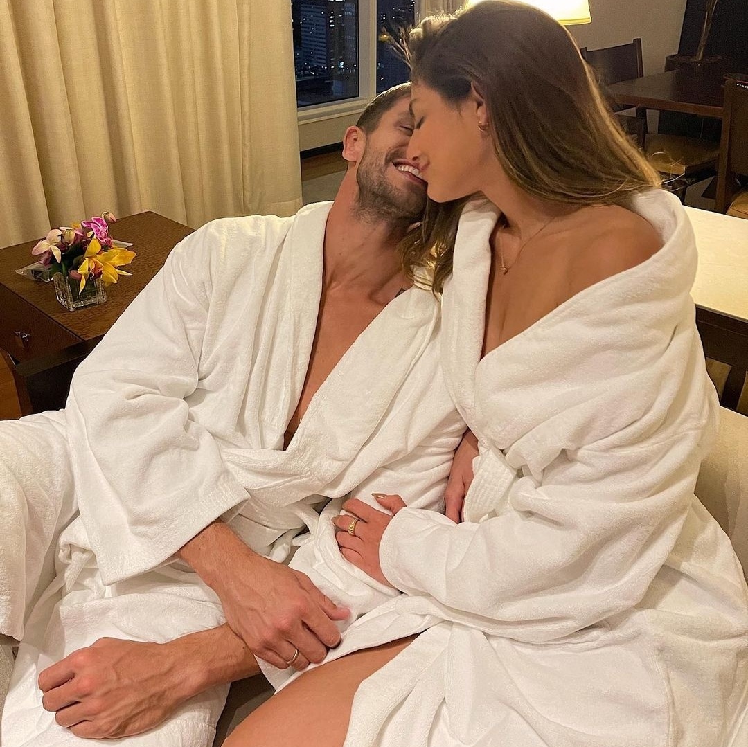 Ex-BBBs Mari e Jonas posam de roupão e fã pede perfil no OnlyFans