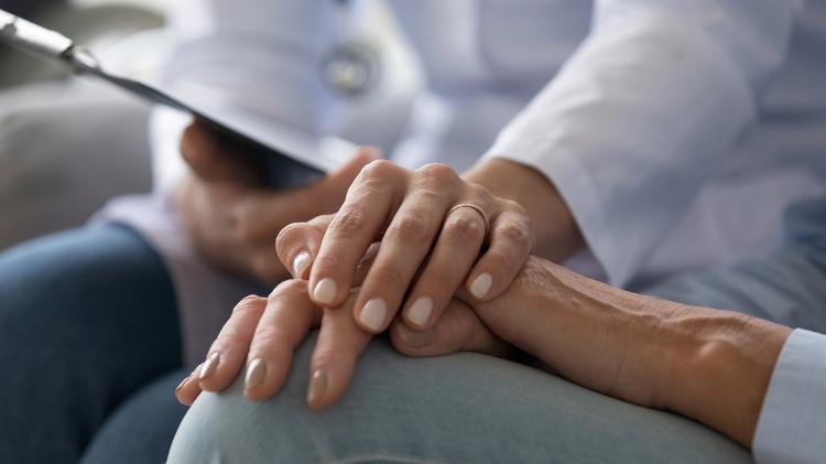 Cuidados paliativos podem ocorrer em casa ou hospital e exigem apoio de equipe multidisciplinar