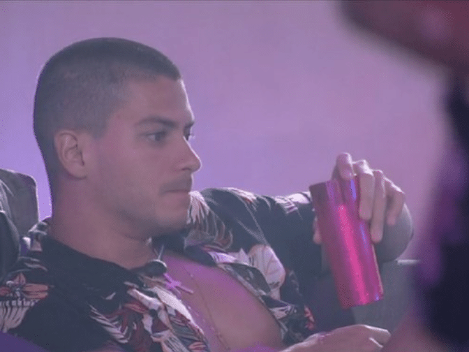Em festa da líder, Arthur elogia Anitta: 'Podem não gostar, mas ela é f***'