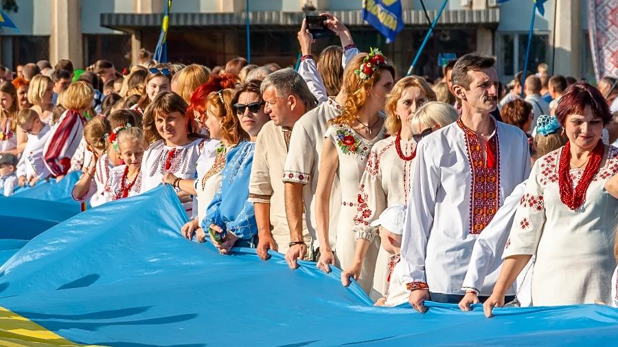 O tradicional ponto ucraniano é celebrado na terceira quinta-feira do mês de maio no "Vyshyvanka Day", ou Dia do Bordado, como parte da cultura e identidade nacional - Sergii ZyskÐ?/Getty Images