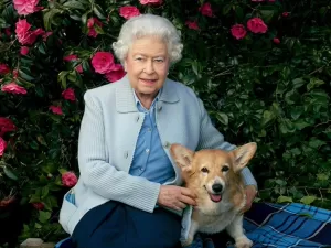 Família real presta homenagem à rainha Elizabeth 2ª após 2 anos de morte