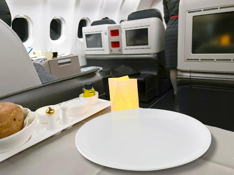 Prato sobre mesinha durante voo: itens podem machucar em casos de turbulência - gerenme/Getty Images/iStockphoto - gerenme/Getty Images/iStockphoto