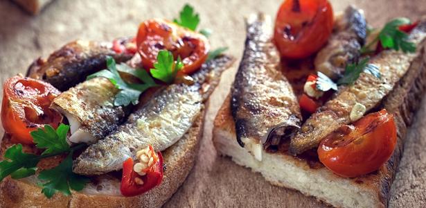Completo e cabe no bolso: esse peixe é muito melhor que salmão ou atum