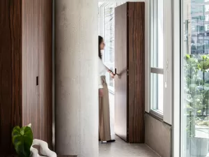 Metal, madeira e até couro ditam minimalismo elegante de apê de 57 m² em SP