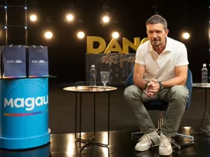  Antonio Banderas e Fátima Bernardes sambam com finalistas do 'Dança'