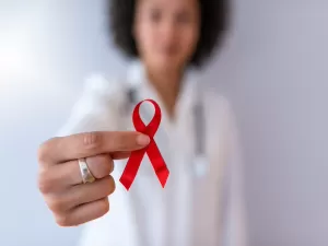 Avanço, mas sob preconceito: o que é o Dia Mundial de Luta Contra a AIDS