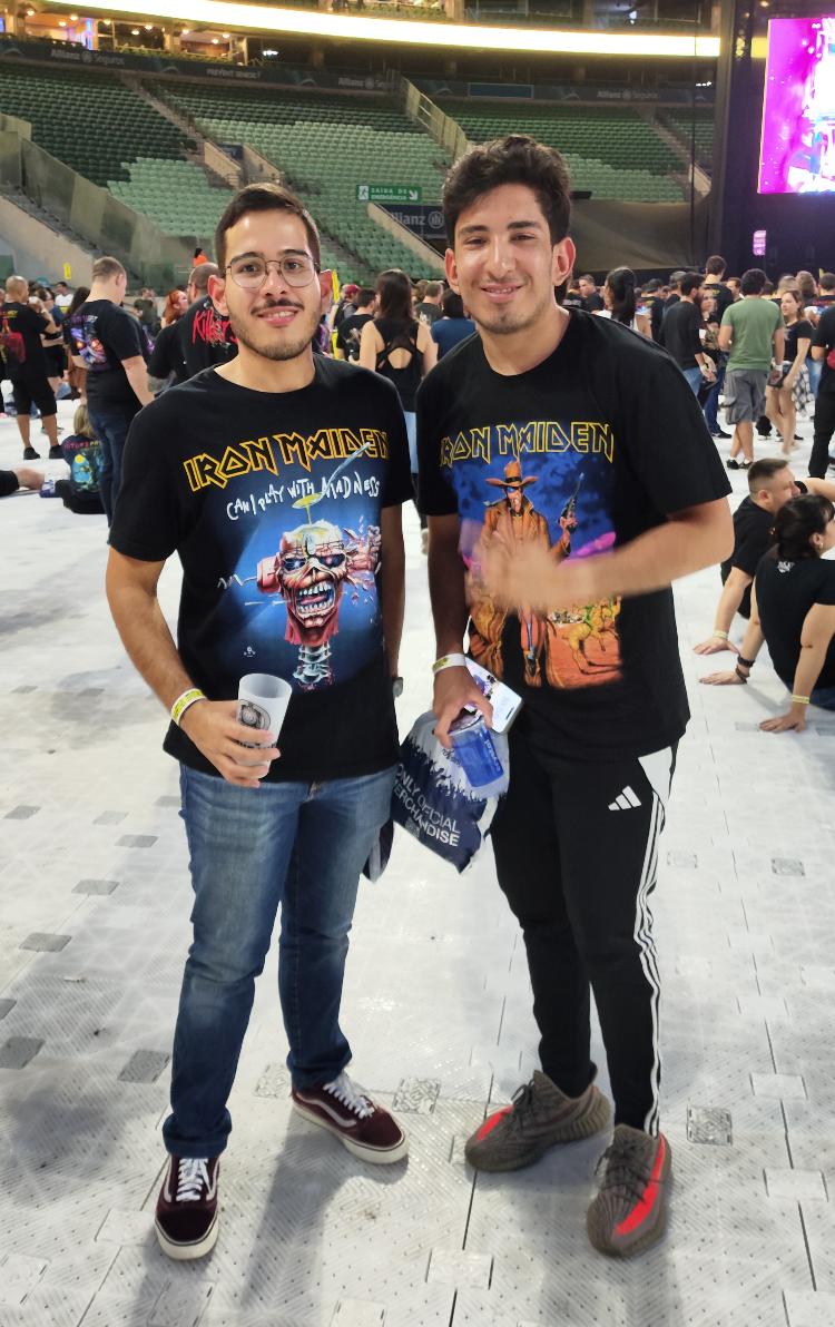 Os amigos Filipe Almeida e Patrick Campos vieram de Manaus e renovaram a coleção de camisetas do Iron Maiden