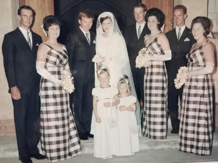 Max e Dorothy Samuel (no centro) durante o casamento em janeiro de 1969