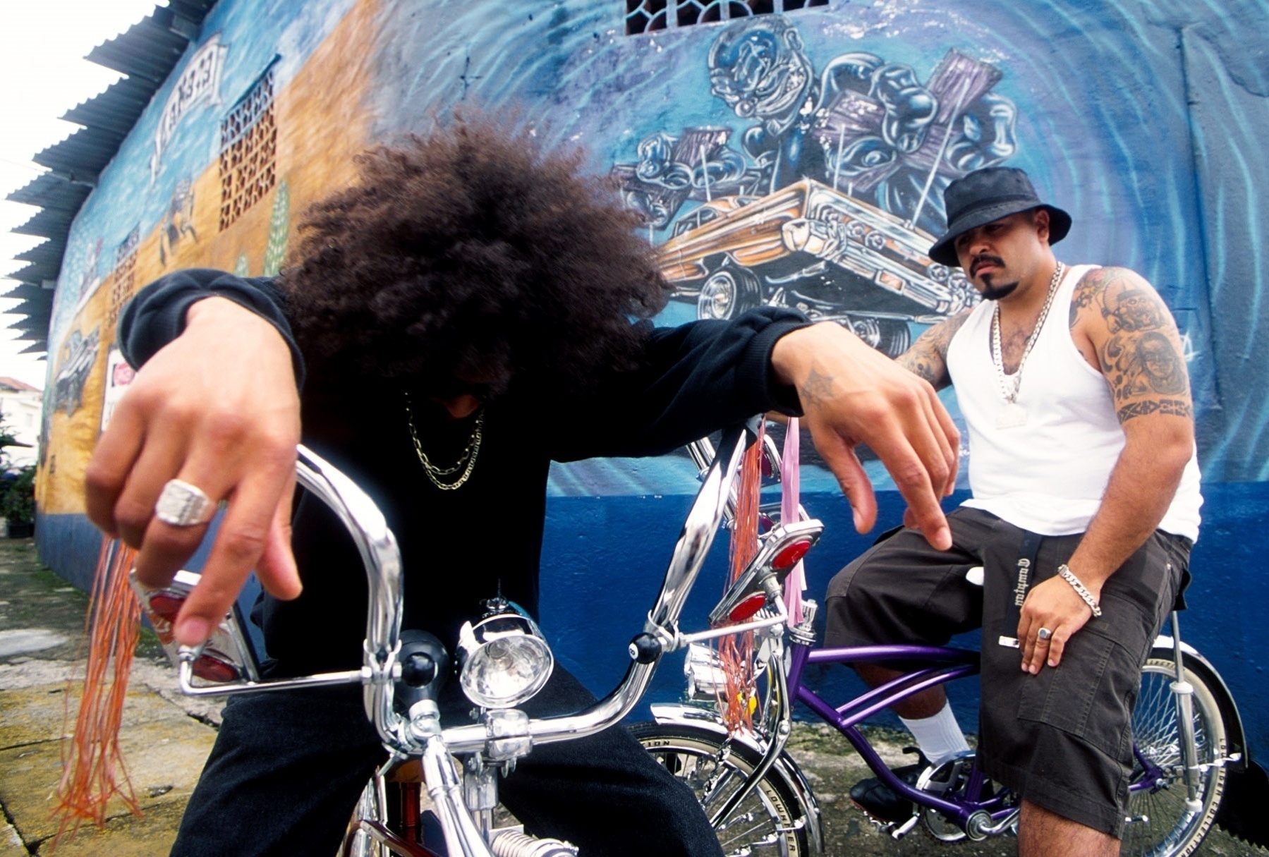 Os integrantes do Pavilhão 9, Rhossi e Marinho, clicados pelo fotógrafo Marcos Hermes; imagem faz perte da mostra "Brasileirô" - Marcos Hermes