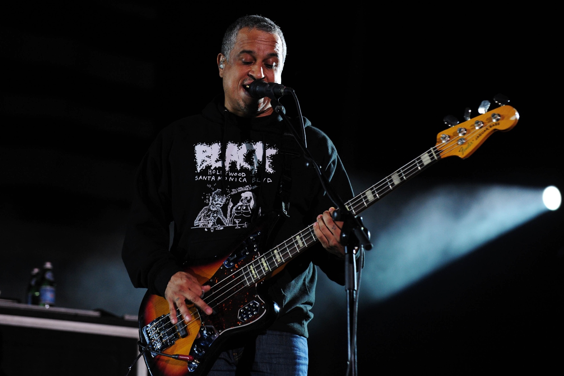 25.set.2015 - O baixista Sergio Vega durante show da banda Deftones em São Paulo - Junior Lago/UOL