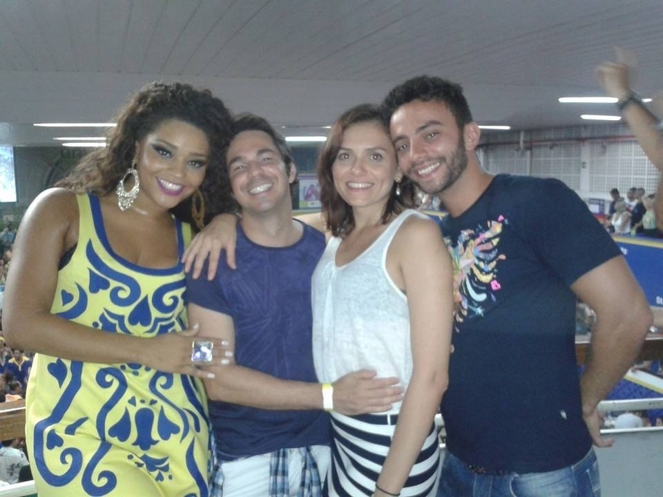 Mônica Iozzi e o namorado, Felipe Atra, durante o ensaio na quadra da Unidos da Tijuca, ao lado da rainha de bateria Juliana Alves - Reprodução/Facebook