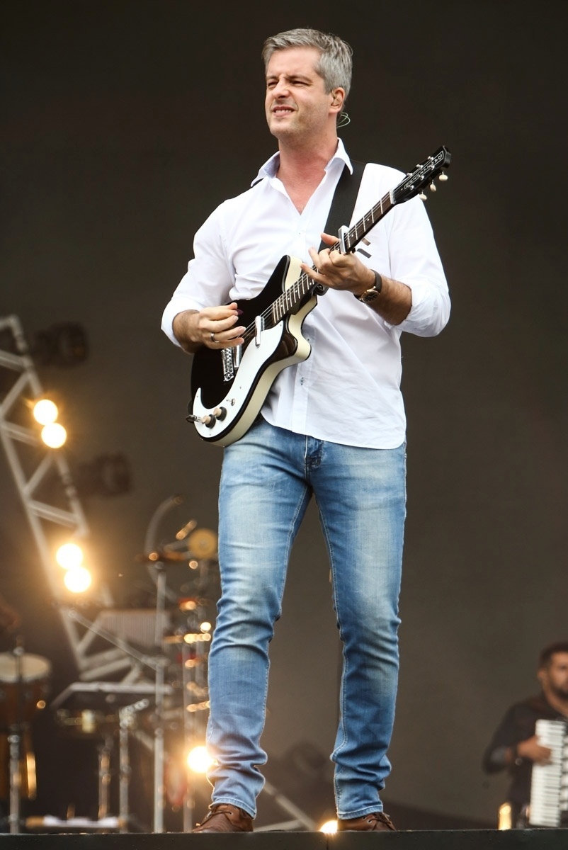 29.nov.2015 - A dupla Victor & Léo abriu o palco Pop no segundo dia de Brahma Valley. O show da dupla contou com participação Lucas Silveira, da banda Fresno, cantando "Vamos Fugir" e "Knockin" On Heaven's Door" - Manuela Scarpa e Rafael Cusato/Brazil News