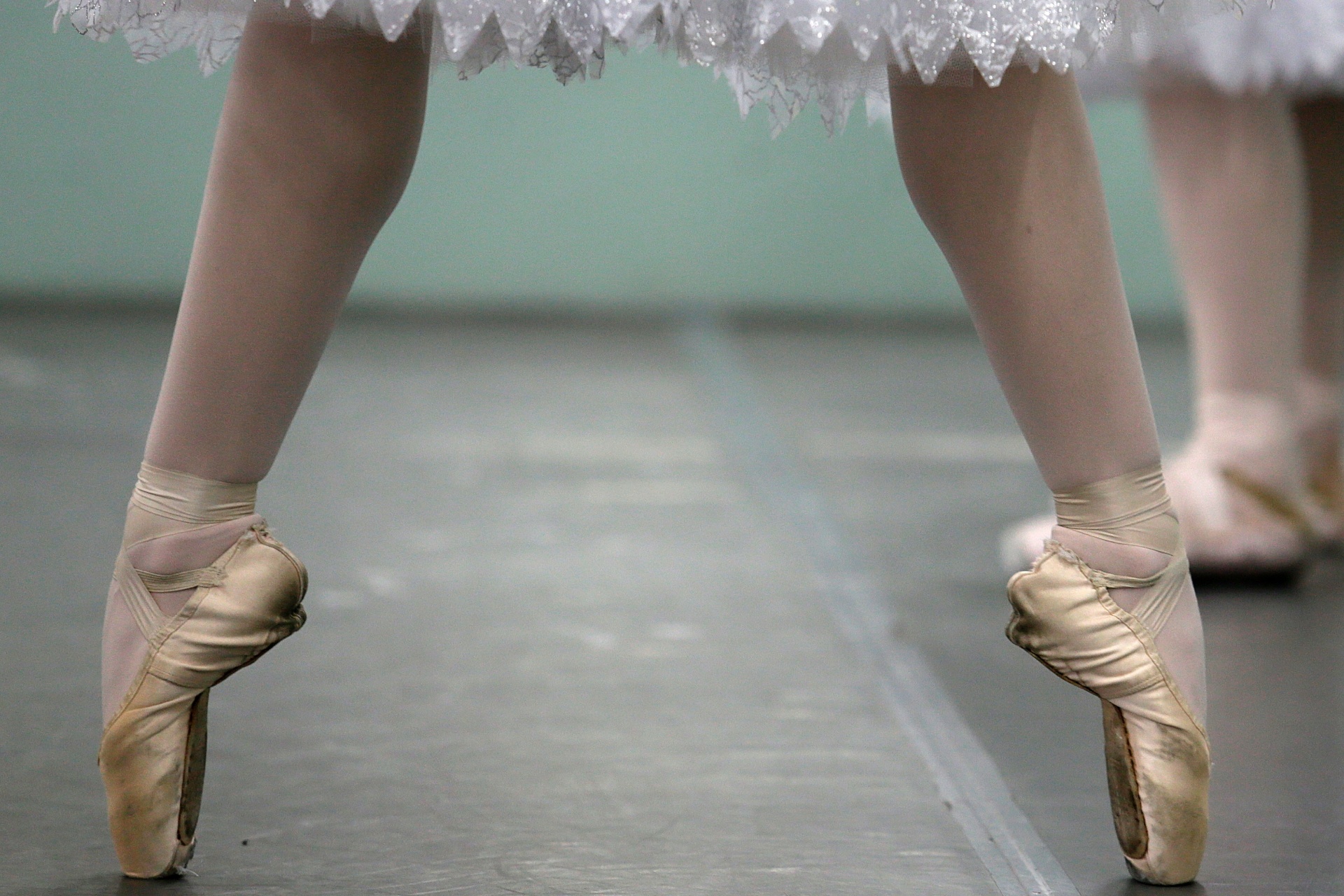 3.dez.2015 - A Companhia de Dança Cisne Negro ensaia para a temporada 2015 de "O Quebra-Nozes", em sua sede, no bairro da Vila Madalena, zona oeste de São Paulo. Esta será a 32ª edição do espetáculo tradicional de Natal. - Flavio Florido/UOL