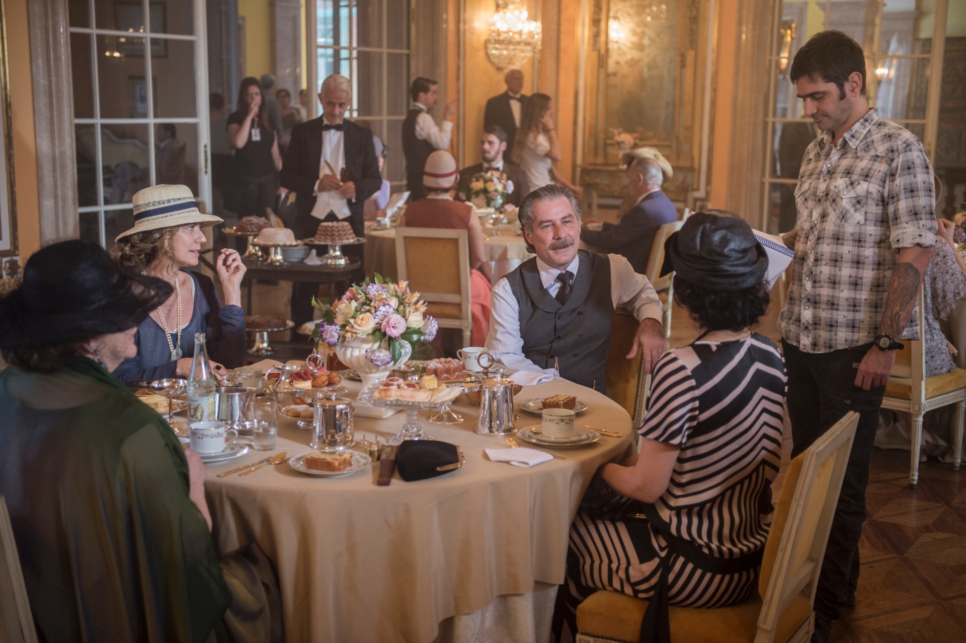 O diretor Vinícius Coimbra dirige cena com Leopoldo Pacheco e Patrícia Pillar - João Cotta/Divulgação/TV Globo