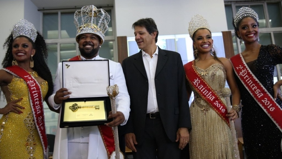 Corte do Carnaval 2016 recebe a Chave da Cidade -- e uma premiação 90% mais alta -- do então prefeito, Fernando Haddad - Renato S. Cerqueira/Futura Press/Folhapress