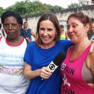 Susana Naspolini durante entrevista com moradores de comunidade carioca - Reprodução/Facebook - Reprodução/Facebook