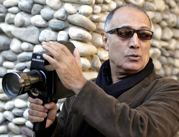 04.dez.2007 - O cineasta Abbas Kiarostami ministra curso para estudantes da escola de arte Villa Arson, em Nice, na França - AFP