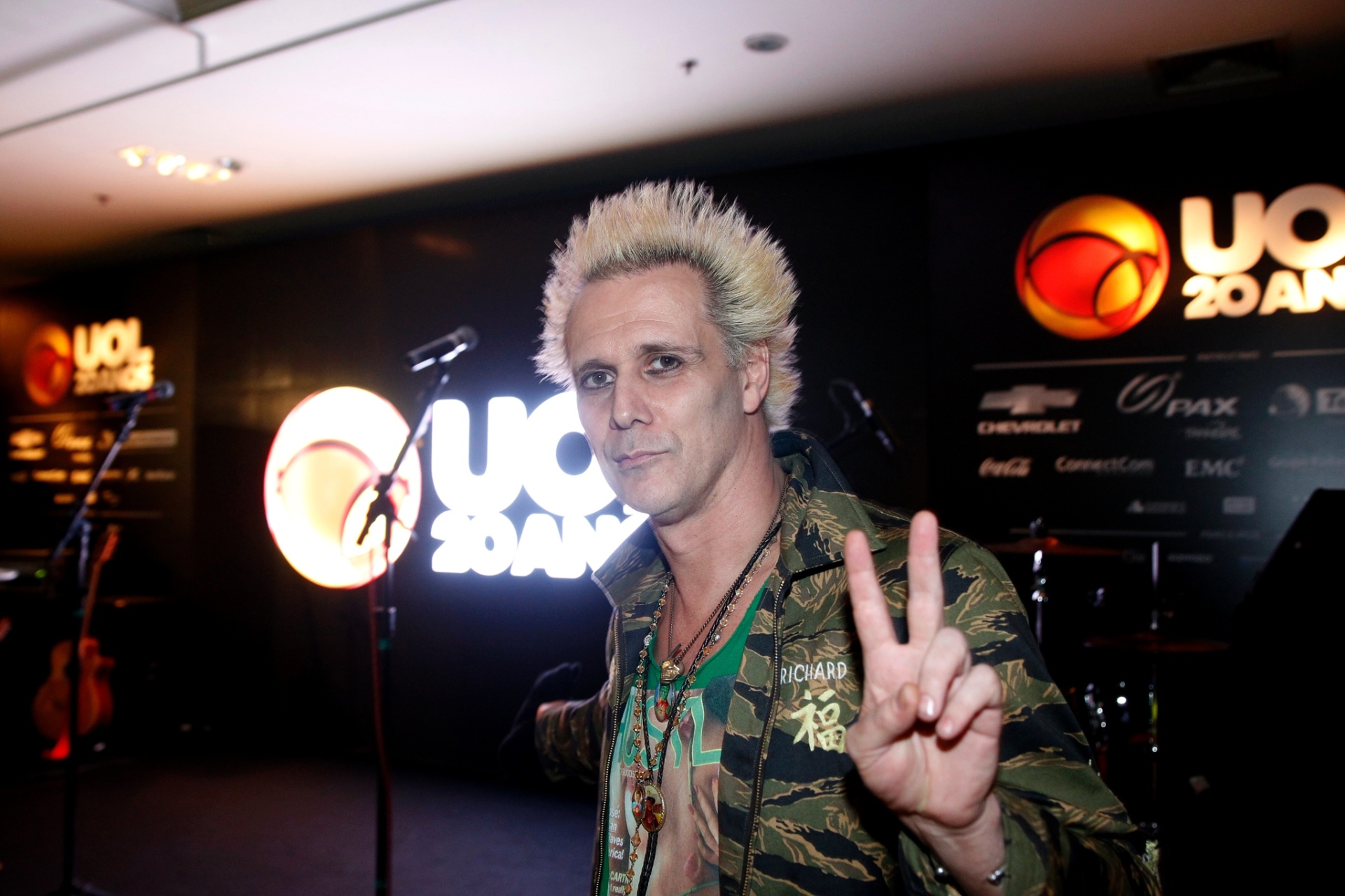 30.ago.2016 - O cantor Supla comparece à festa em comemoração aos 20 anos do UOL em São Paulo - Lucas Lima/UOL