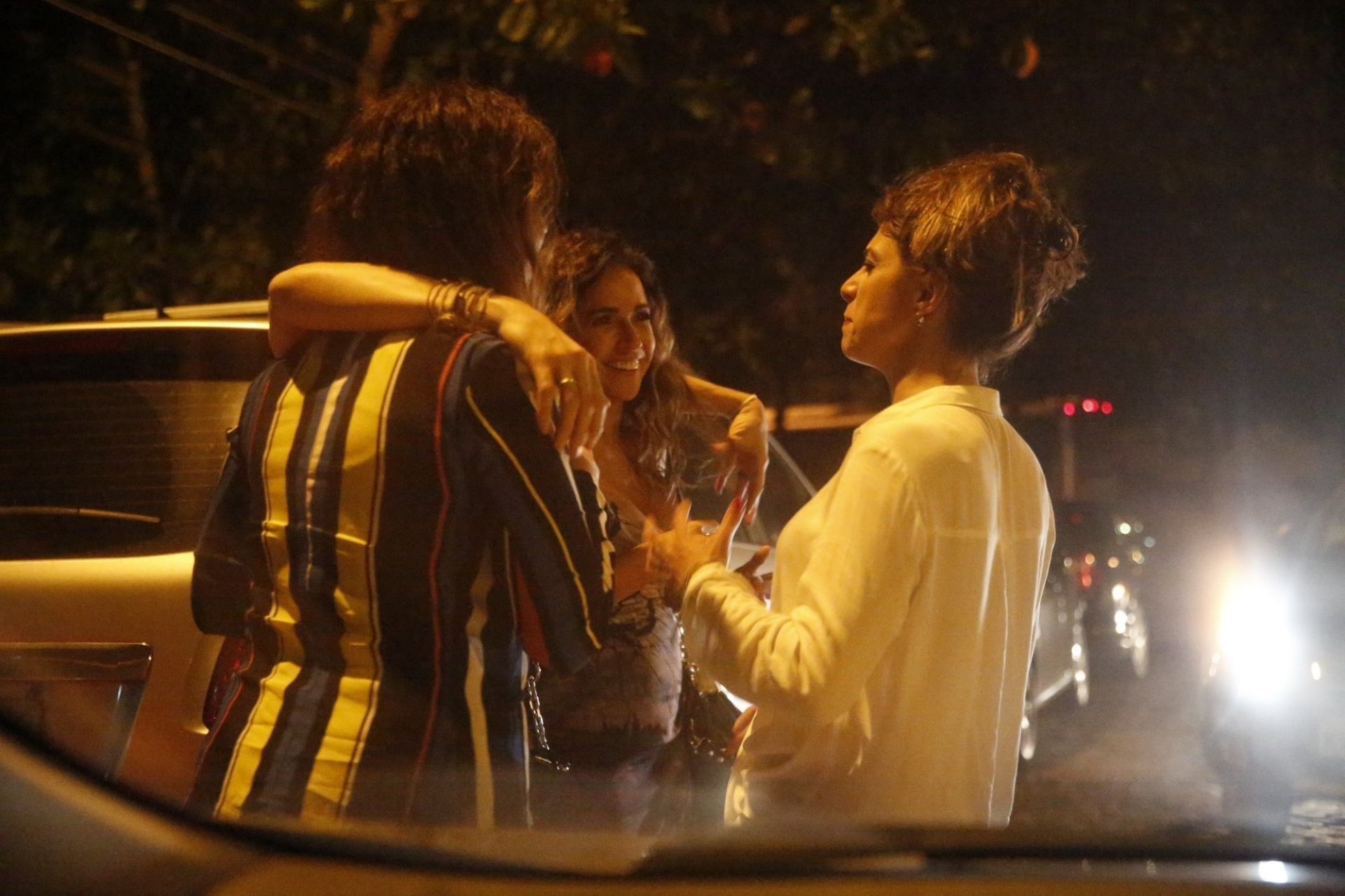 26.nov.2016 - Priscila Montandon, namorada de Fernanda Gentil conversa com Daniela Mercury e Malu Verçosa após a festa de 30 anos da apresentadora em um bar no Rio de Janeiro - AgNews