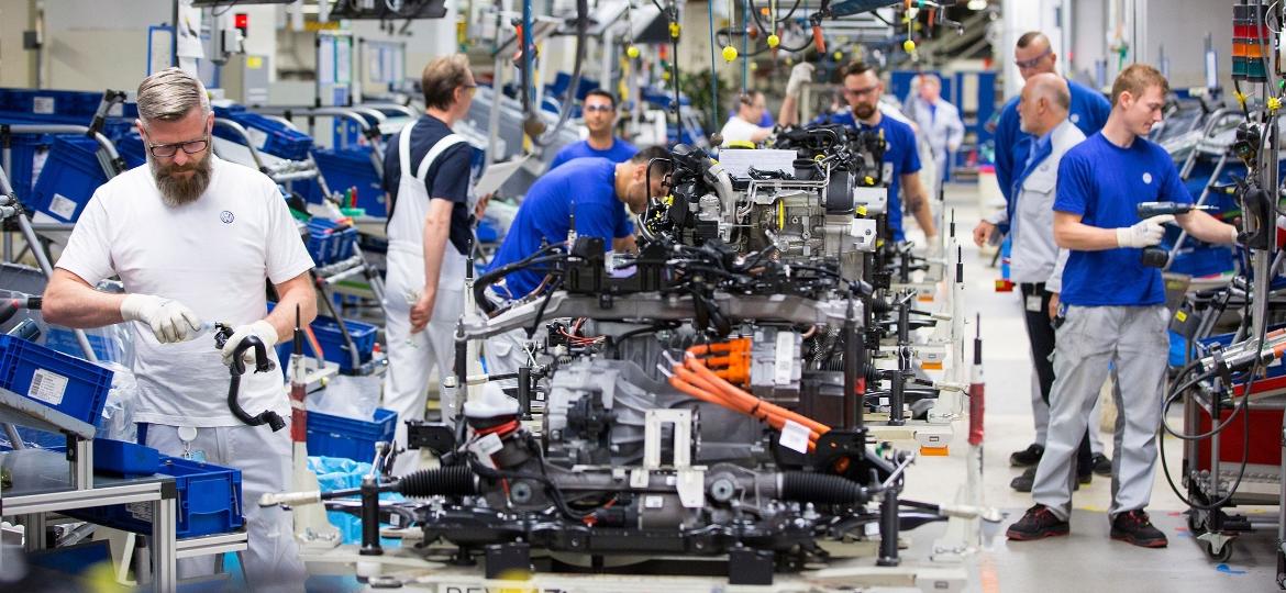 Empregados da Volkswagen trabalham na linha de montagem dos motores a diesel em Wolfsburg, na Alemanha - Krisztian Bocsi/Bloomberg