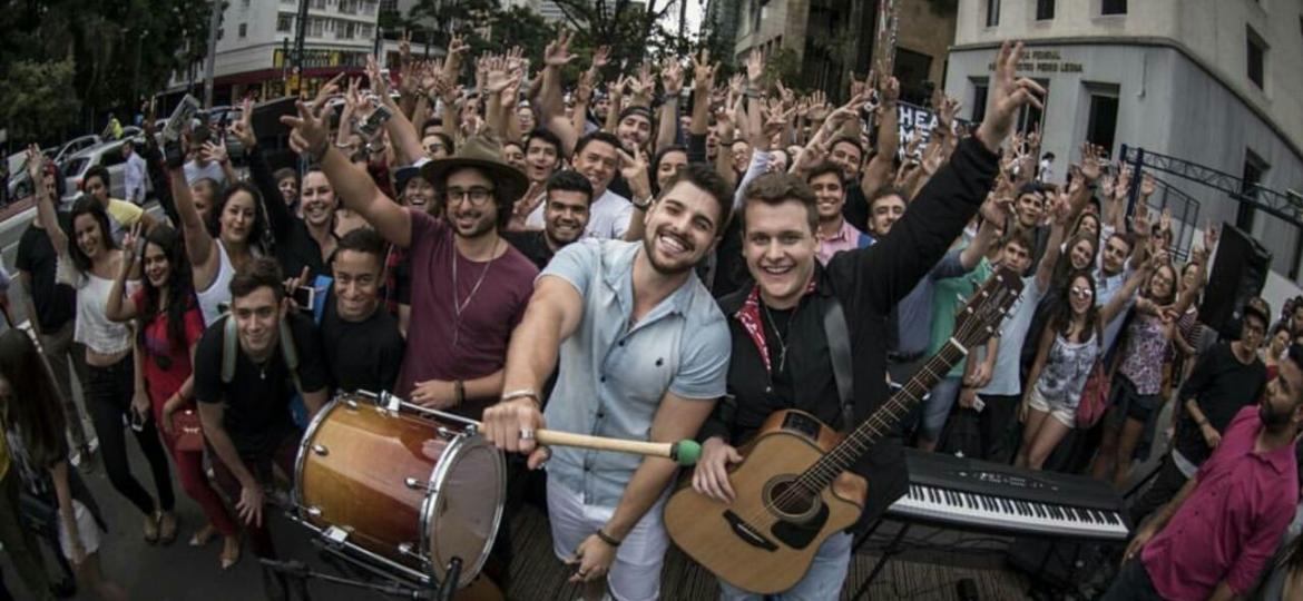 Zeeba, Alok e Bruno Martini na avenida Paulista, em São Paulo, onde tocaram "Hear Me Now" de surpresa - Divulgação