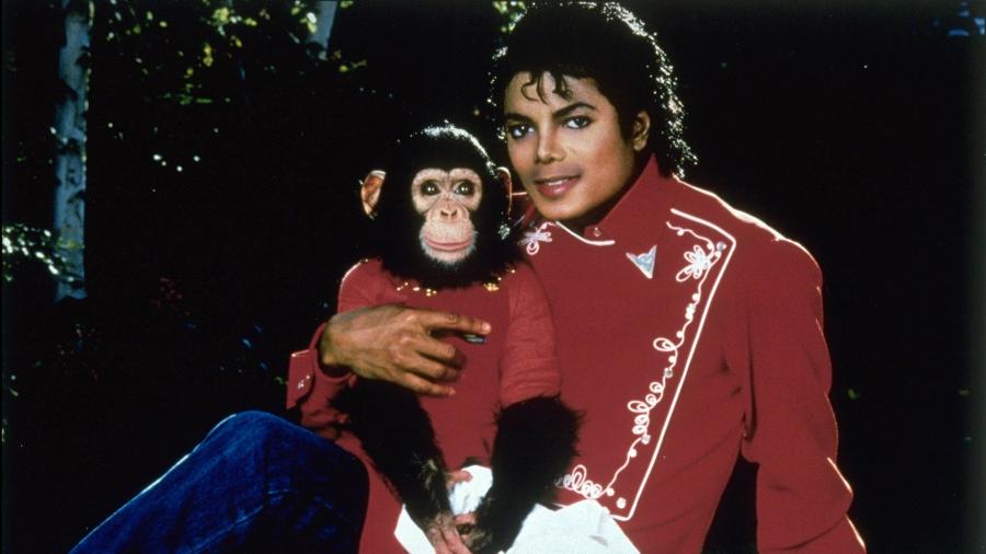 O cantor Michael Jackson posa nos anos 1980 com o chimpanzé "Bubbles" - Emerson Sam/Corbis Sygma