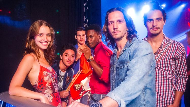 Os integrantes da 4.4 ao lado de Júlia (Nathalia Dill) e Gui (Vladimir Brichta) - João Miguel Júnior/Divulgação/TV Globo - João Miguel Júnior/Divulgação/TV Globo