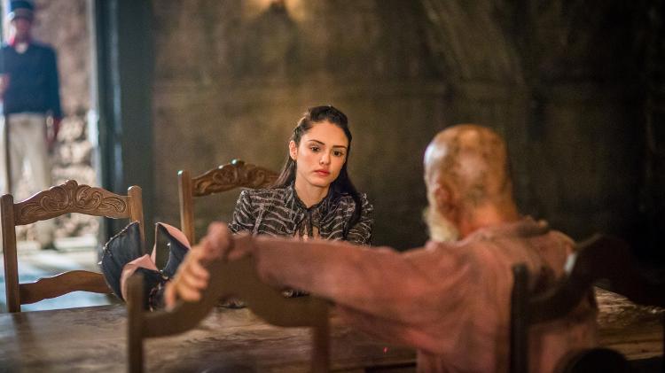 Anna (Isabelle Drummond) e Fred (Leopoldo Pacheco), frente a frente, na prisão em "Novo Mundo" - Paulo Belote/TV Globo - Paulo Belote/TV Globo