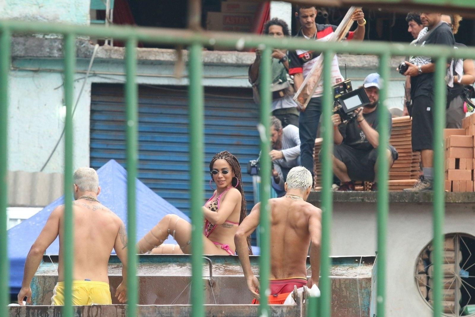 Anitta grava seu novo clipe, "Vai, Malandra", no morro do Vidigal, no Rio de Janeiro - AgNews
